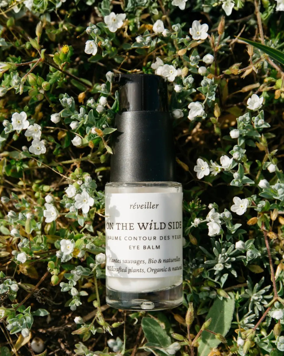 Baume Contour des Yeux On The Wild Side parmi des fleurs blanches